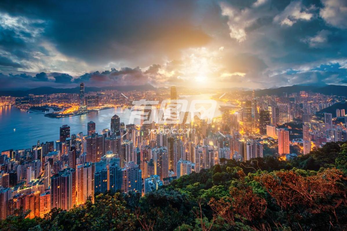从山顶日出的香港城市天际线