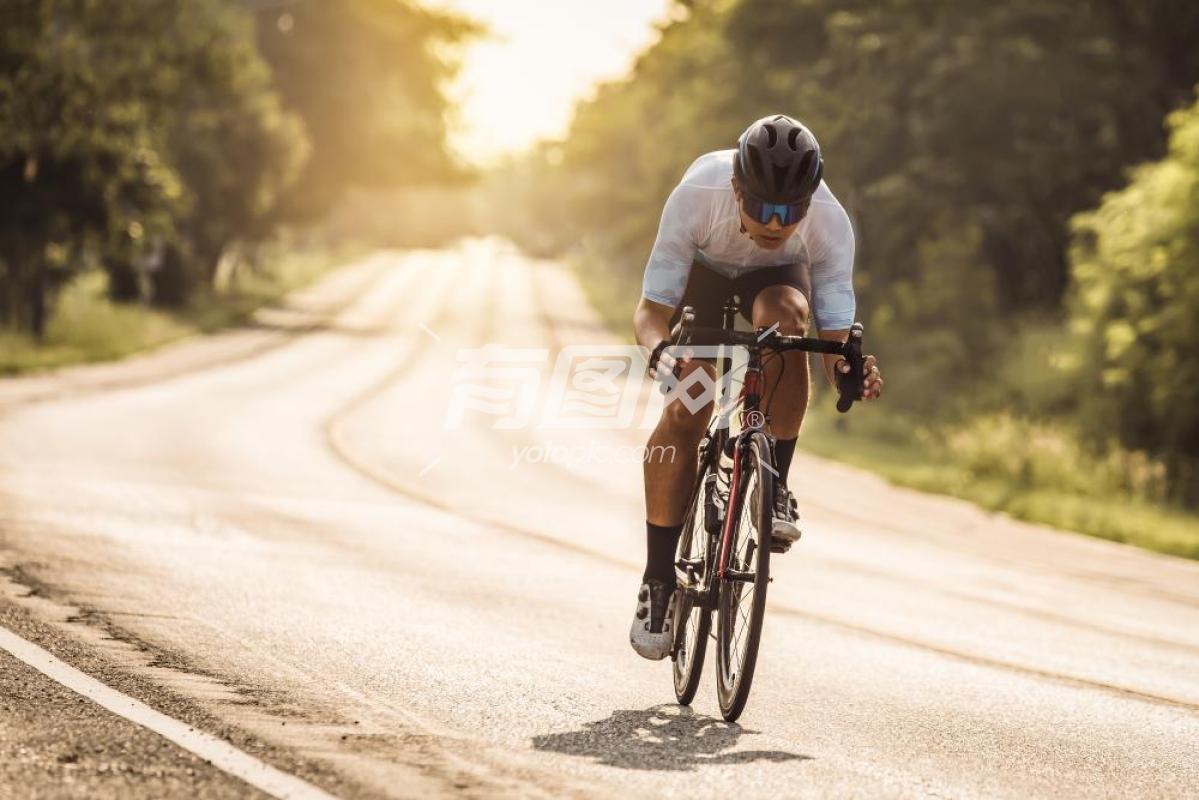 骑着自行车赛车的男人