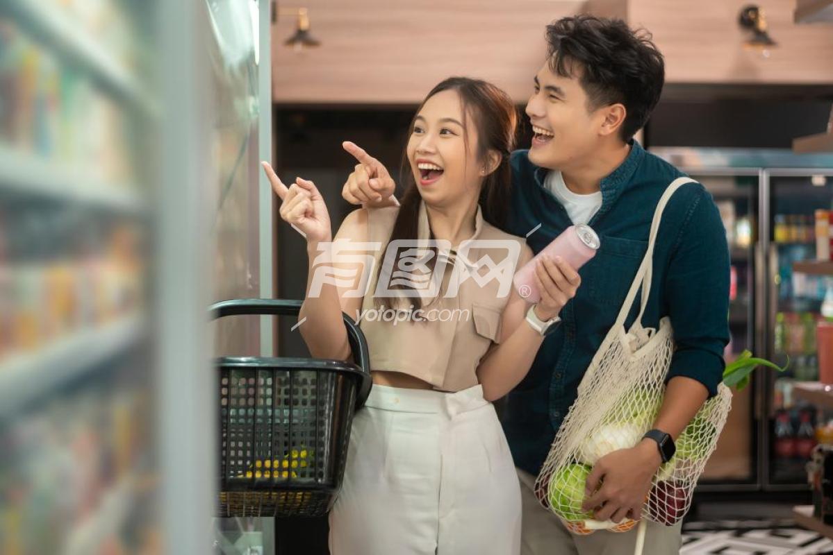 年轻的亚洲情侣在超市购物