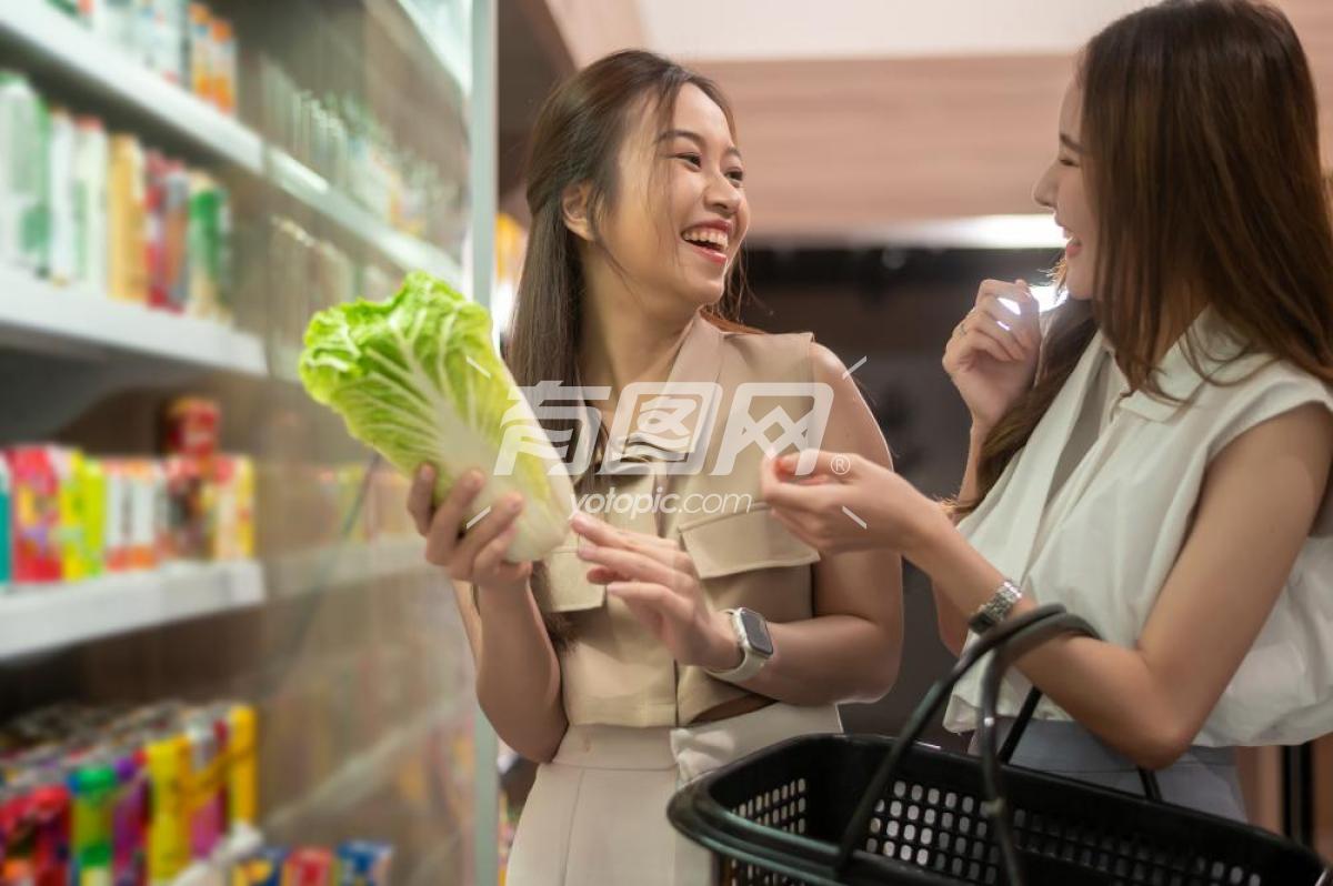 年轻的亚洲女人在超市购物