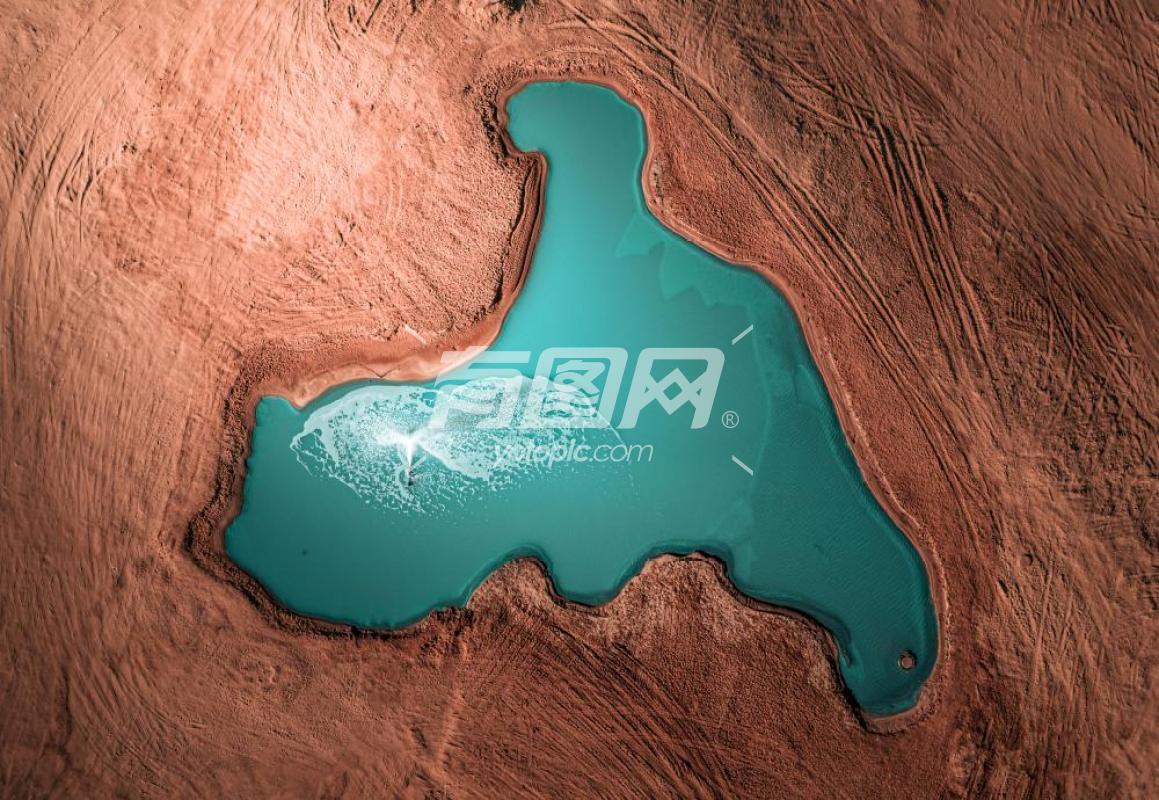 红色岛屿上的水湖