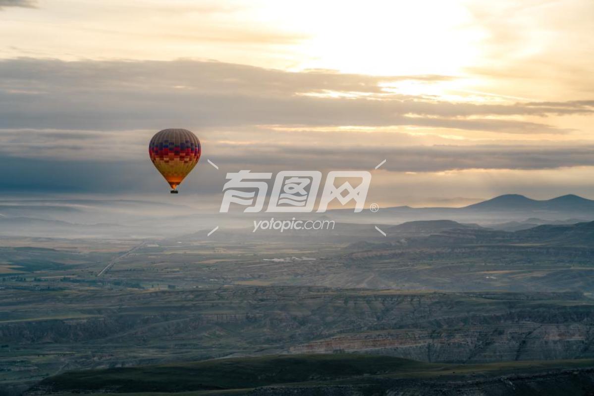热气球飞越土耳其卡帕多西亚的风景名胜区