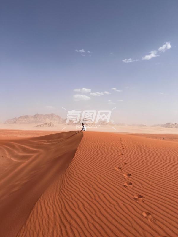 男孩坐在沙漠中