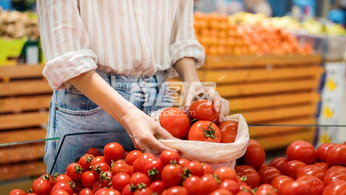 妇女挑选西红柿