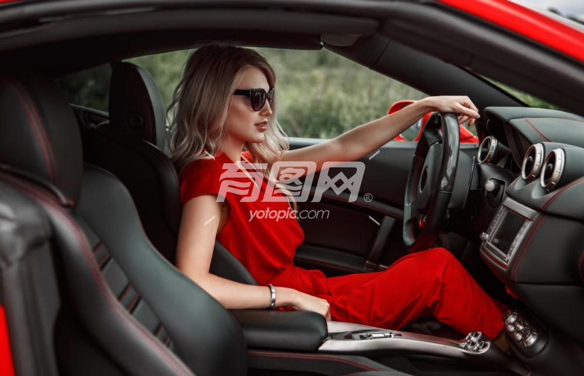 红衣女子坐在驾驶座上