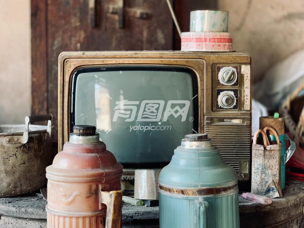 老式电视机保温瓶
