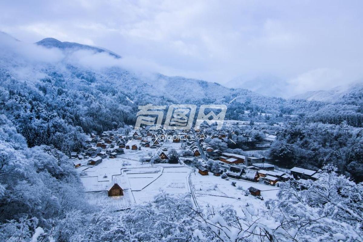 雪覆盖的宁静村庄