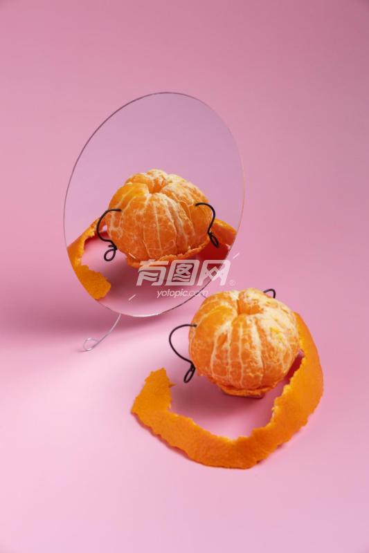 橘子和橘子皮静物