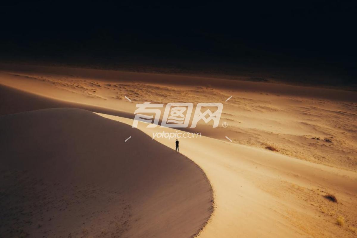 沙漠沙丘上的独旅人