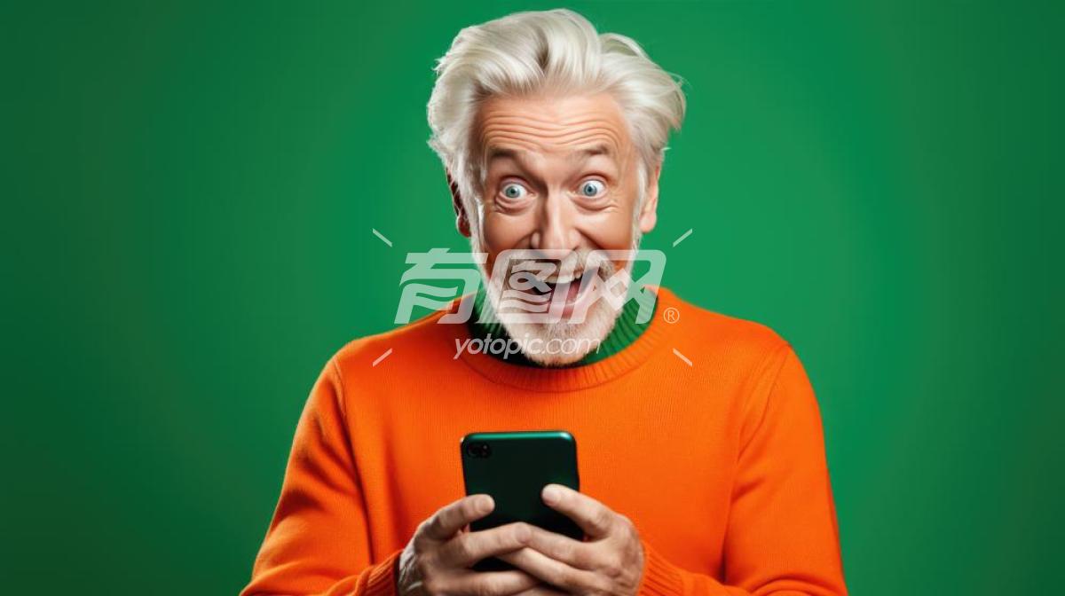 老年男子使用手机