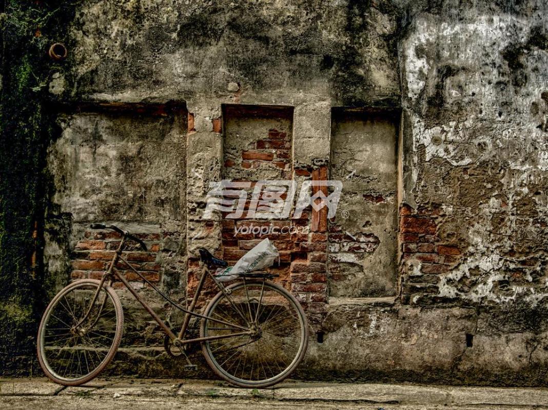 复古怀旧的旧墙与旧自行车