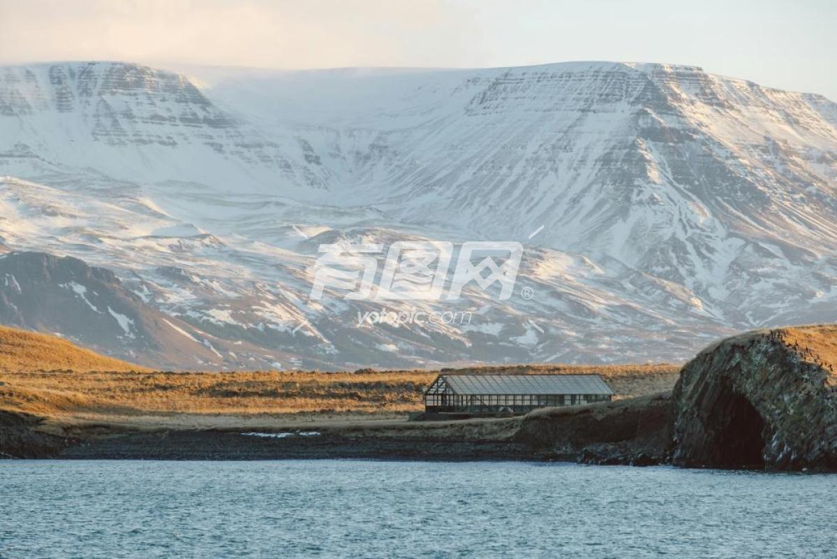 冰岛雪山下的宁静小屋