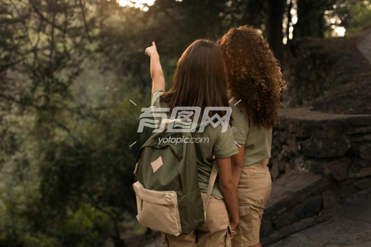 两个女孩在森林中探险