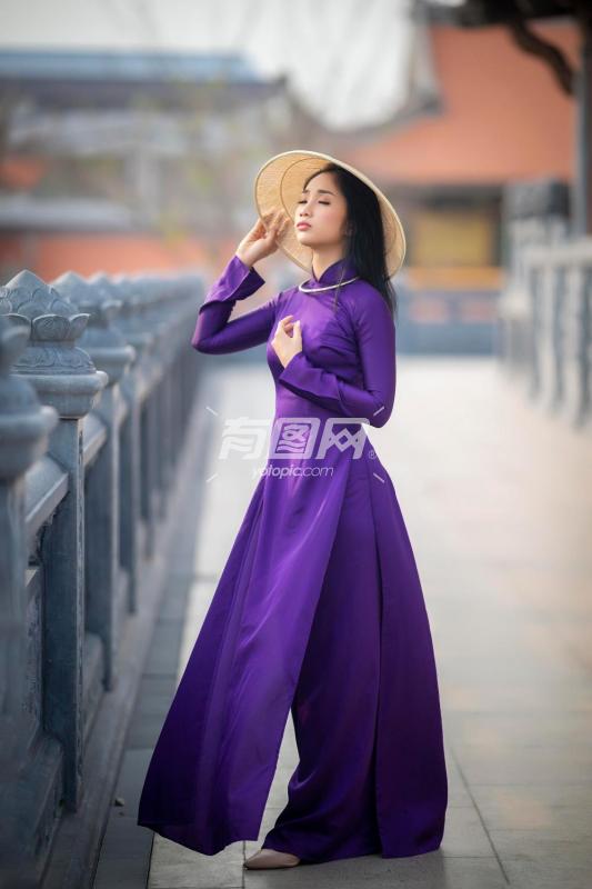 身穿紫色奥黛的越南女性