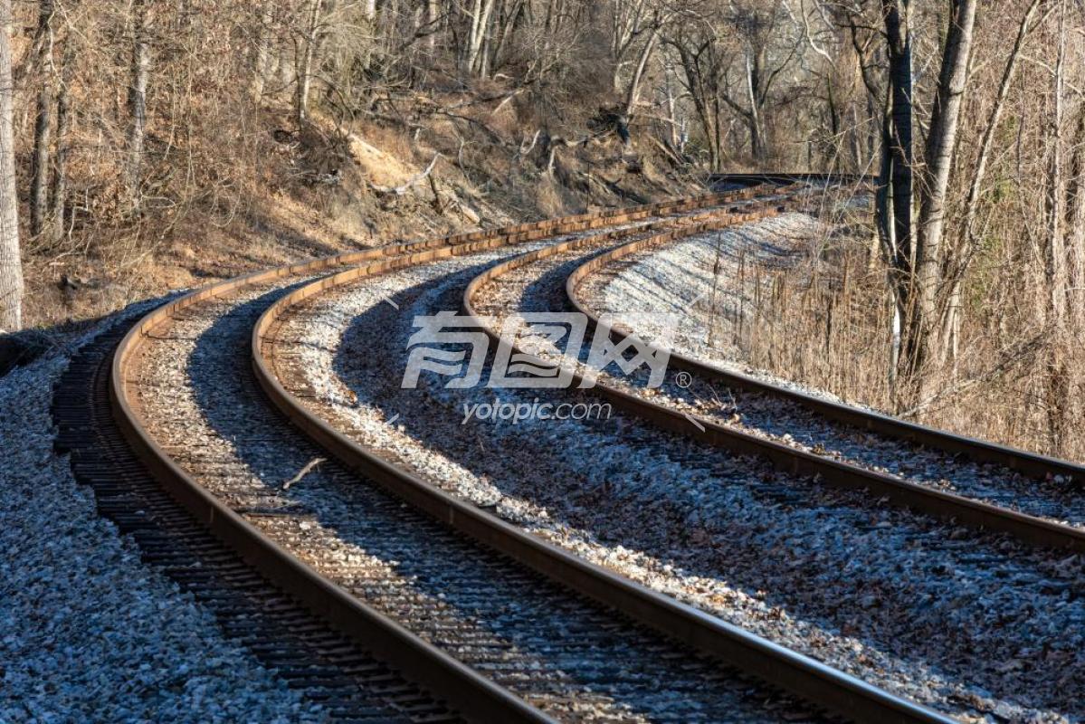 蜿蜒的铁路轨道