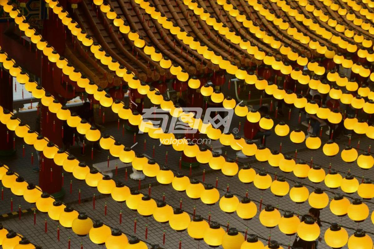 中国传统建筑中的黄色灯笼装饰
