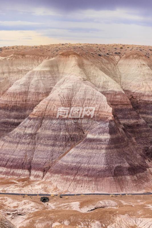 色彩斑斓的岩石层