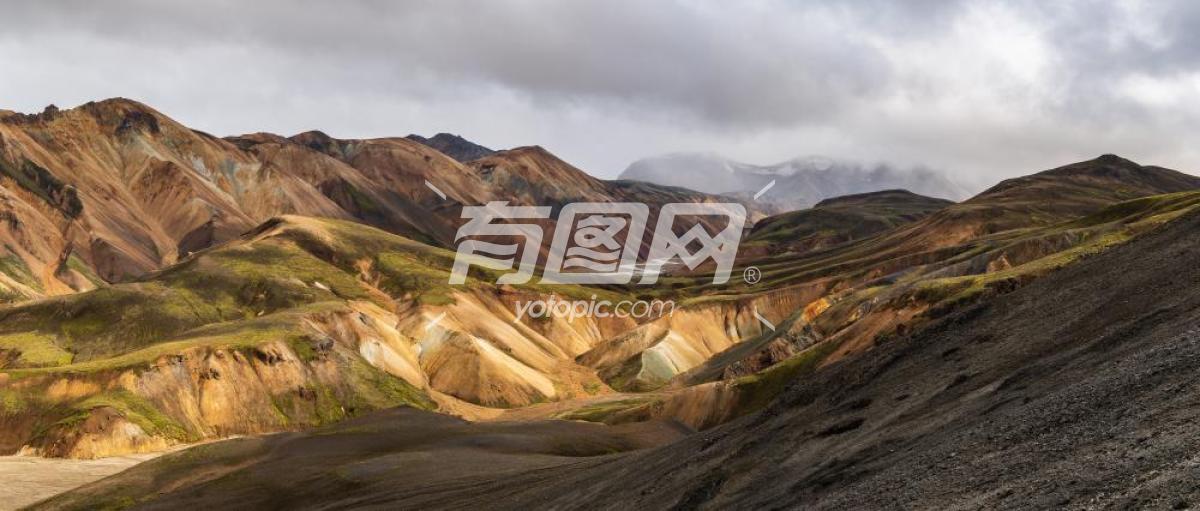 云层环绕的山脉