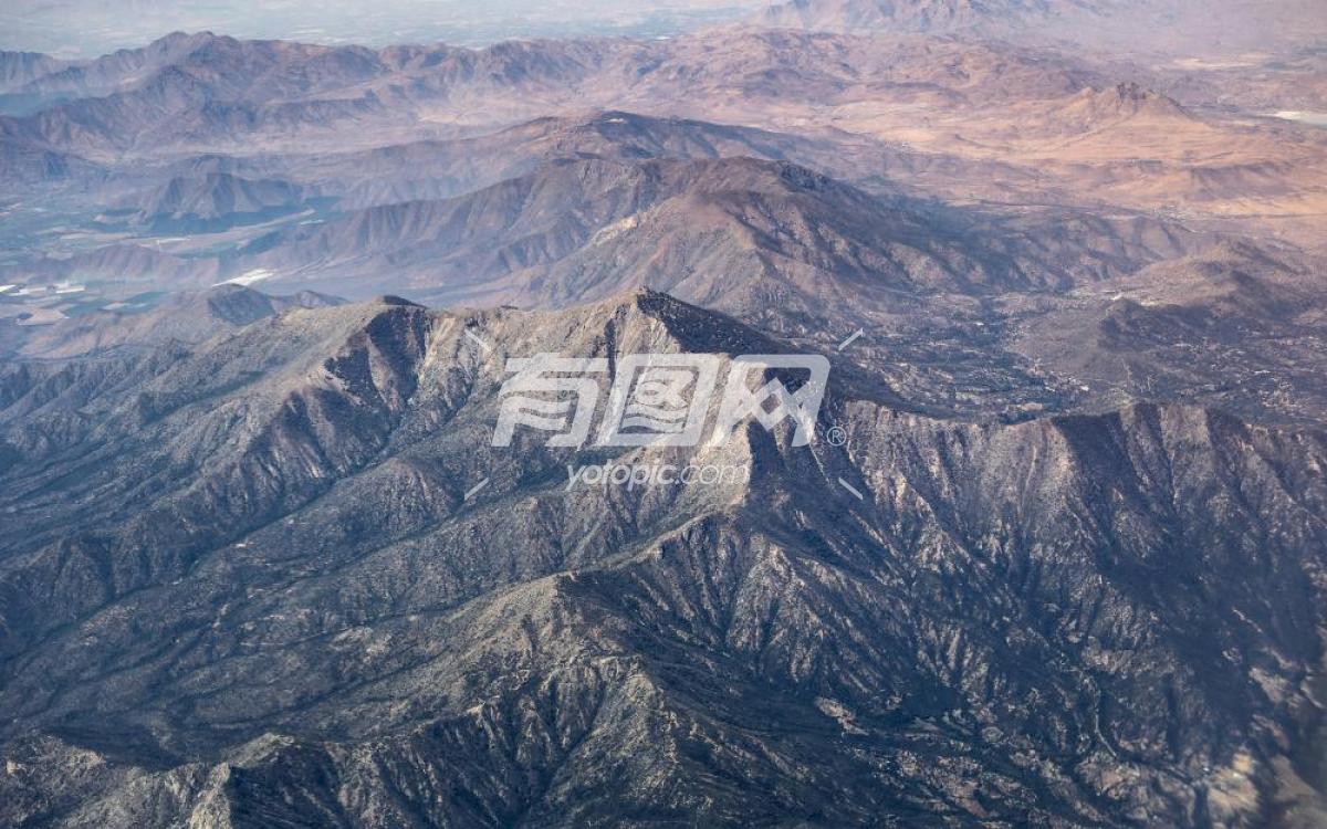 空中视角下的壮丽山脉