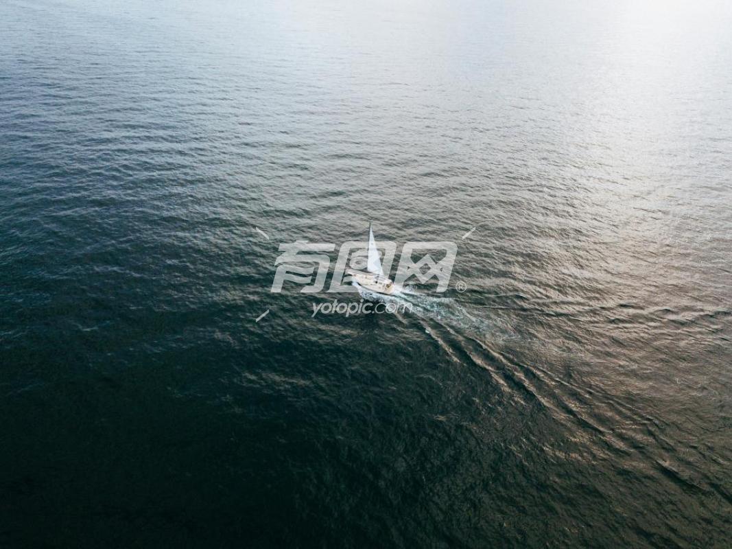 帆船在海洋中航行