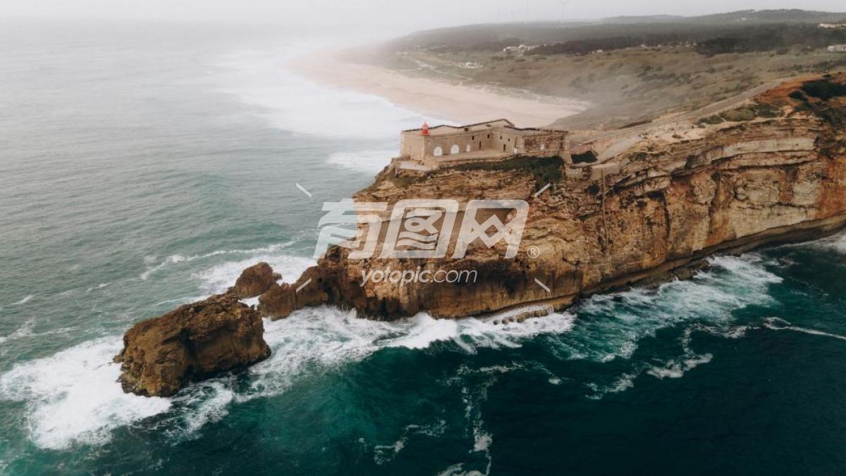 悬崖上的灯塔与激荡的海洋