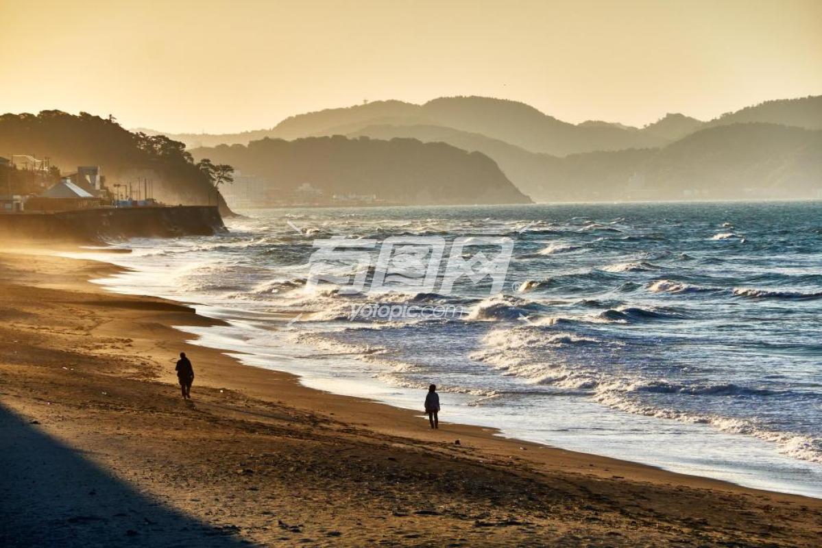黄昏时分的海岸线